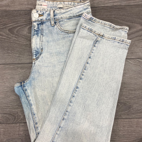 Women's Guess high waist light wash slim straight leg jeans. - Picture 5 of 8